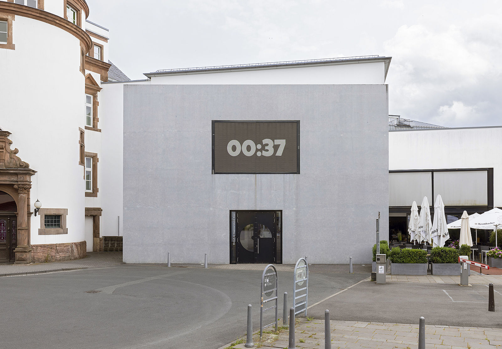 <p>Philipp Timischl, Ich mag mein Gehirn und denken und immer Gedanken haben, 2023,&nbsp; Installationsansicht MGKSiegen, MGKWalls, Courtesy der Künstler und Layr, Wien, Foto:&nbsp;Philipp Ottendörfer</p>
