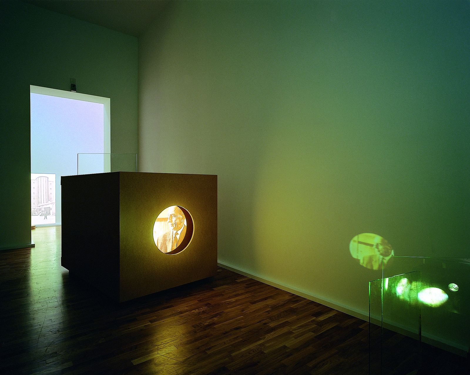 <p>Mischa Kuball, Kompressor, 1999, © VG Bild-Kunst, Bonn 2001, Foto: Roman Mensing</p>
