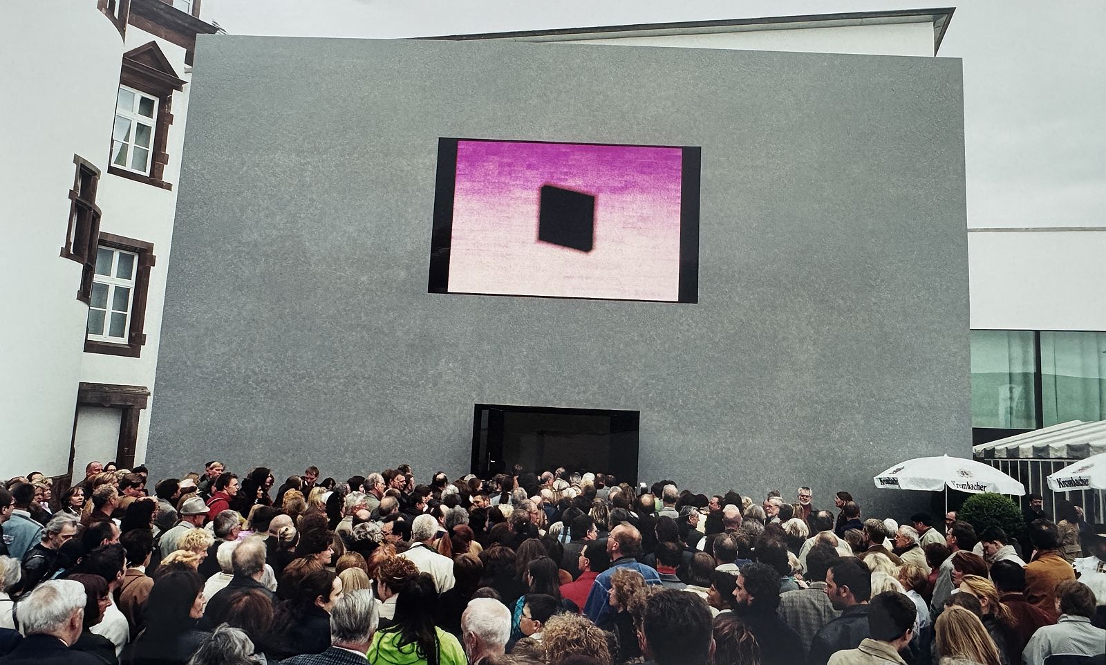 <p>Eröffnung des MGKSiegen am 6.Mai 2001. Mit der Vielzahl an Interessenten hatte das Museum nicht gerechnet © Foto: Roman Mensing</p>
