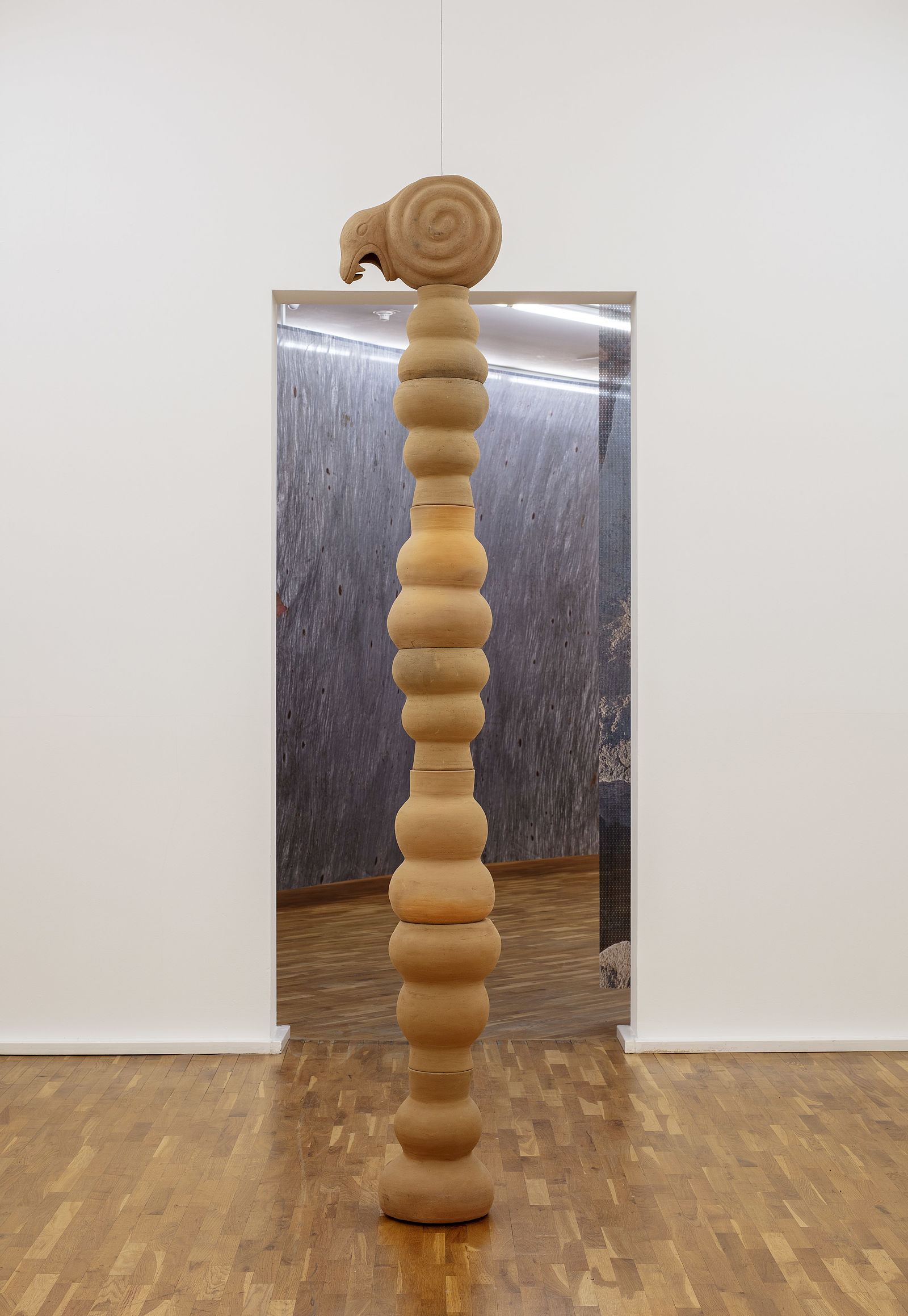 <p>Mariana Castillo Deball, Snake (Serignan), 2015, Ausstellungsansicht, MGKSiegen, Courtesy die Künstlerin, Foto: Philipp Ottendörfer</p>