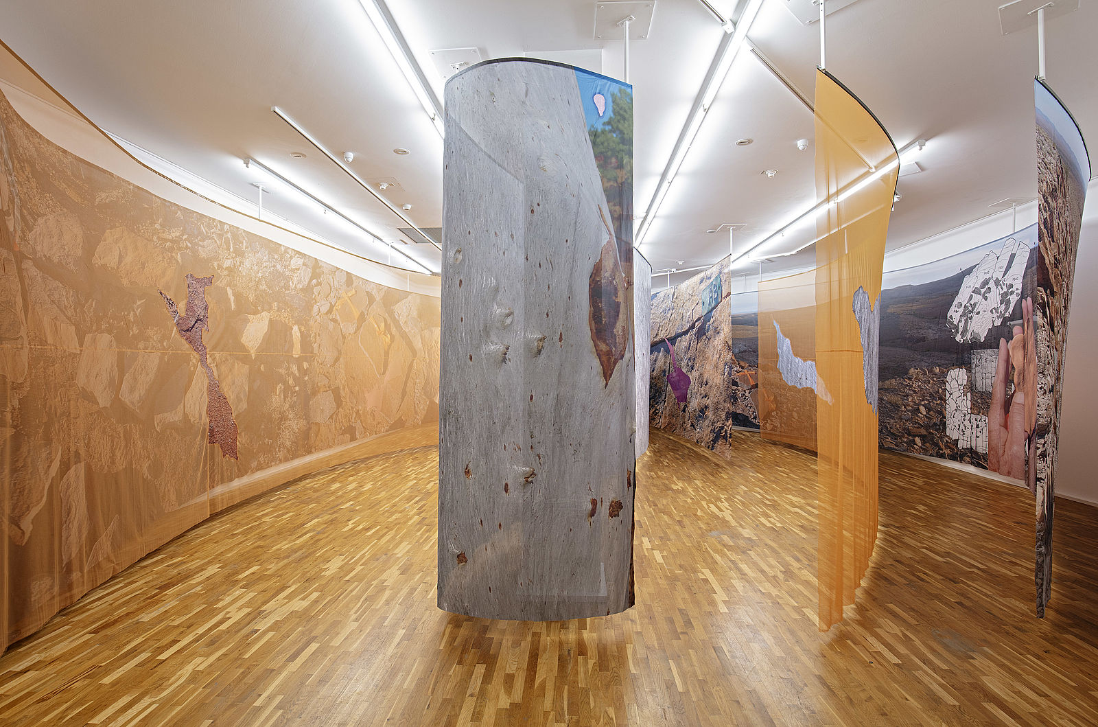 <p>Mariana Castillo Deball, Once I thought the world was somewhere else, 2021, Ausstellungsansicht, MGKSiegen, Courtesy die Künstlerin, Foto: Philipp Ottendörfer</p>