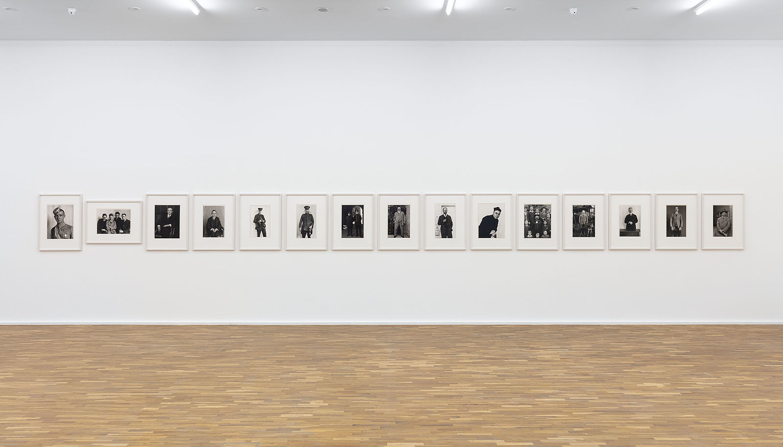 <p>Nach August Sander, Ausstellungsansicht, MGKSiegen, Arbeiten von August Sander, Porträts aus Menschen des 20. Jahrhunderts, 1912-32, Abzüge 1961-63, © VG Bild-Kunst, Bonn, 2022, Foto: Philipp Ottendörfer</p>