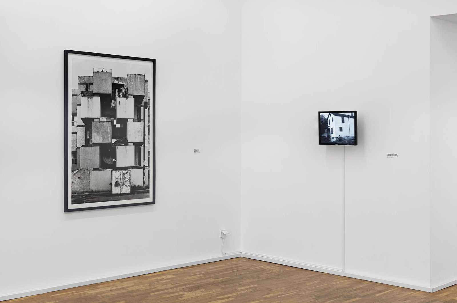 <p>Our Present, Exhibition view, MGKSiegen, Works by Aglaia Konrad, Shaping Stones (Mexico City), 2008-2009, © VG Bild-Kunst, Bonn 2020, Work by Gordon Matta-Clark, Program Six: Splitting, 1974, © Estate of Gordon Matta-Clark/ARS, N.Y., Photo: Philipp Ottendörfer</p>