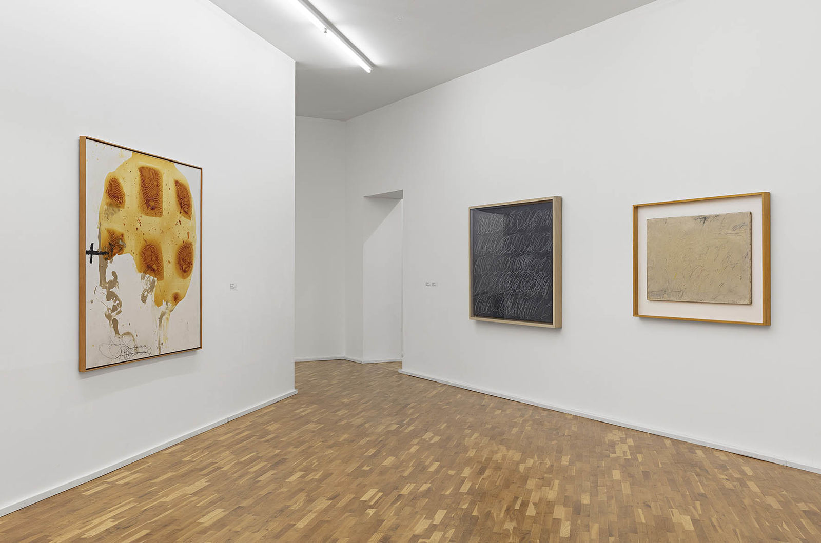 <p> </p>
<p>Our Present, Exhibition view, MGKSiegen, Work by Antoni Tàpies, Cap i vernis, 1990, © Fondation Antoni Tàpies Barcelona/VG Bild-Kunst, Bonn 2020, Works by Cy Twombly, Untitled, 1967, Untitled, 1957, © Cy Twombly Foundation, N.Y., Photo: Philipp Ottendörfer</p>