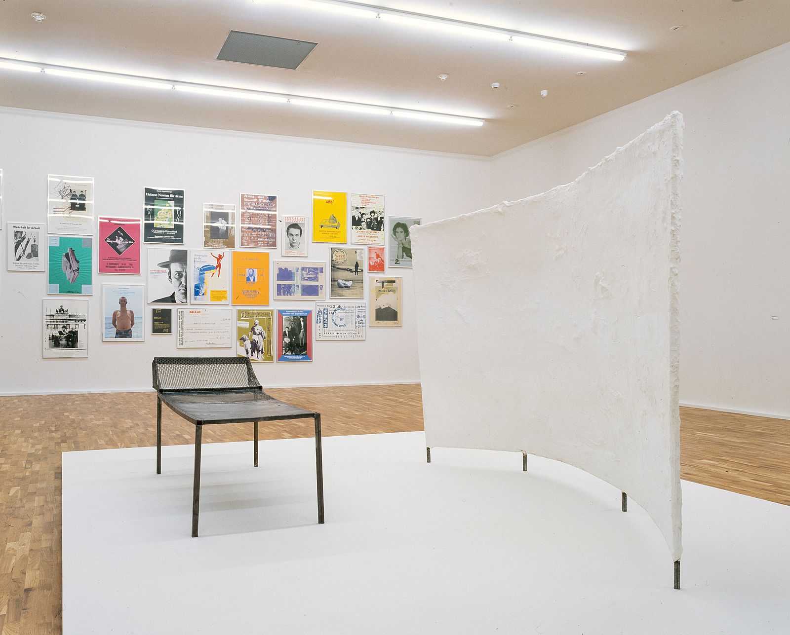 <p>MGKSiegen, Intermedia, Wechselausstellung, Arbeit von Franz West, Paravent und Liege, 1989, Arbeit von Martin Kippenberger, 76 Plakate, 1977-1997, Courtesy die Künstler und Sammlung Gaby und Wilhelm Schürmann, Foto: Roman Mensing</p>
