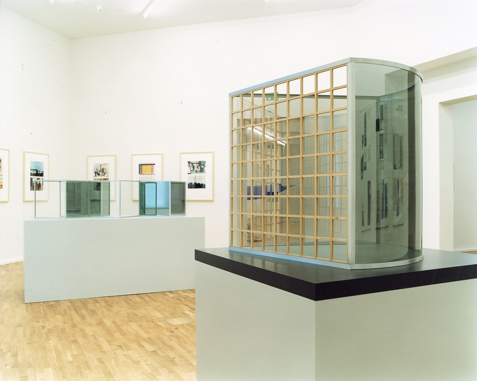 <p>MGKSiegen, Intermedia, Ständige Sammlung, Arbeiten von Dan Graham, Triangular Enclosure, 1997, Three Linked Cubes, 1986, Fotografien aus der Serie „Homes for America“, 1963-67, Courtesy der Künstler, Foto: Roman Mensing</p>
