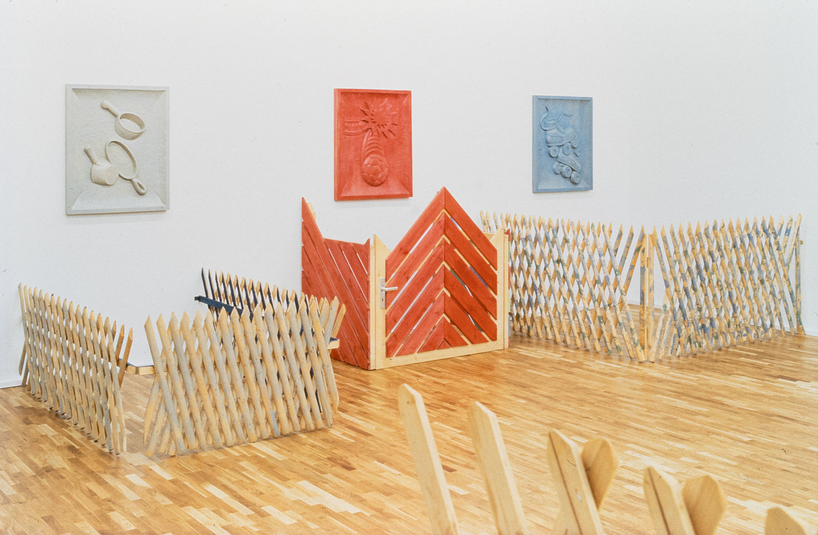 <p>MGKSiegen, Intermedia, Wechselausstellung, Arbeit von Martin Kippenberger, Don't Wake Daddy, 1994, Courtesy der Künstler und Sammlung Gaby und Wilhelm Schürmann, Foto: Roman Mensing</p>
