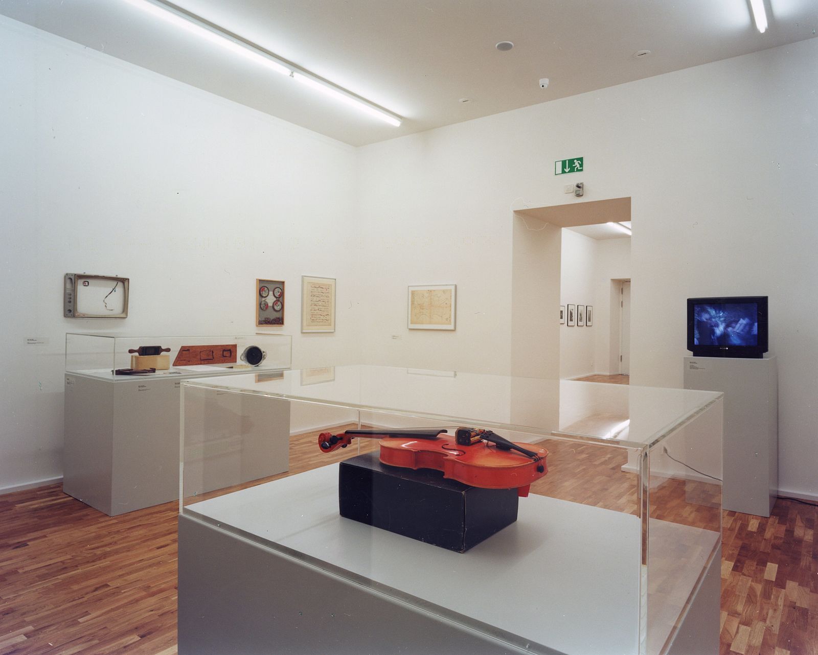 <p>MGKSiegen, Intermedia, Wechselausstellung, Arbeiten von Nam June Paik, Fluxusobjekte, 1958-86, Sammlung Andersch, Neuss, Courtesy der Künstler, Foto: Roman Mensing<br />
&nbsp;</p>
