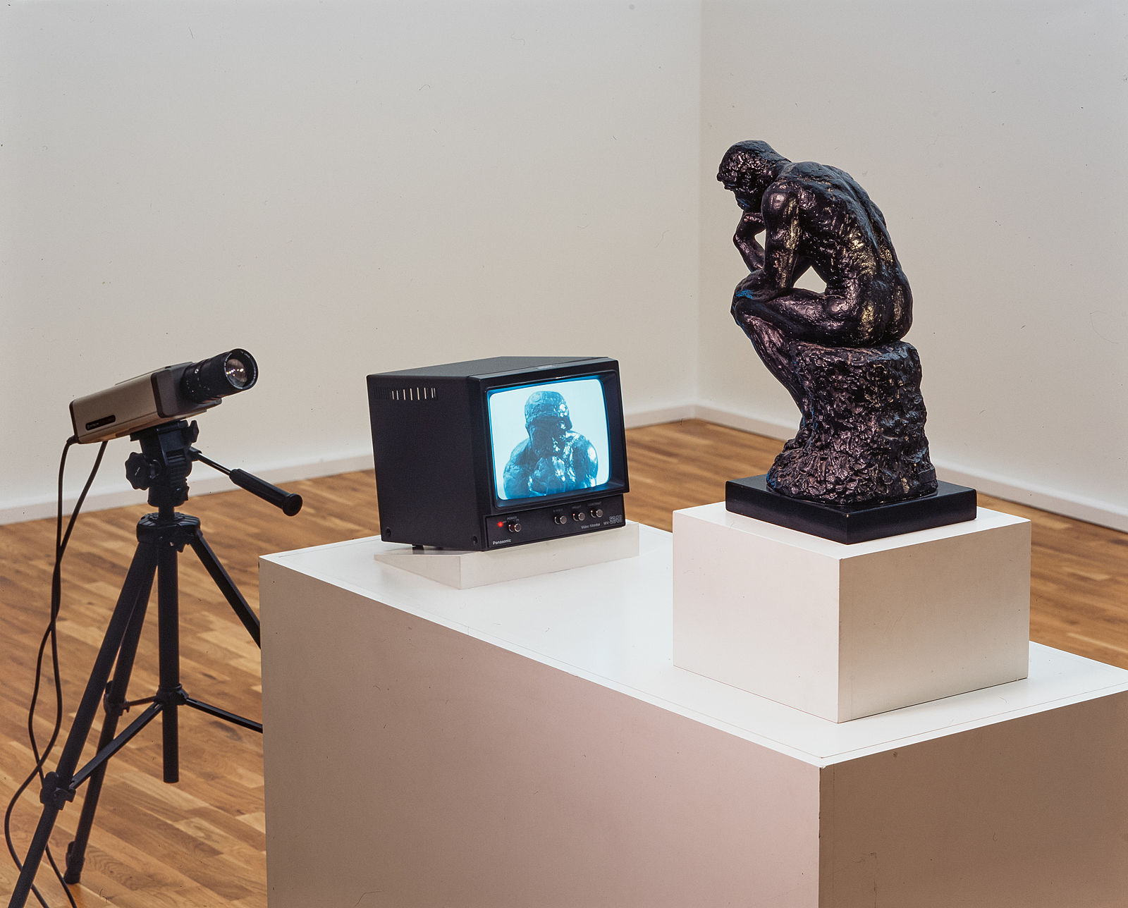 <p>MGKSiegen, Intermedia, Ständige Präsentation, Arbeit von Nam June Paik, Der Denker (TV Rodin), 1976/78, Courtesy der Künstler, Foto: Roman Mensing</p>

<p>&nbsp;</p>
