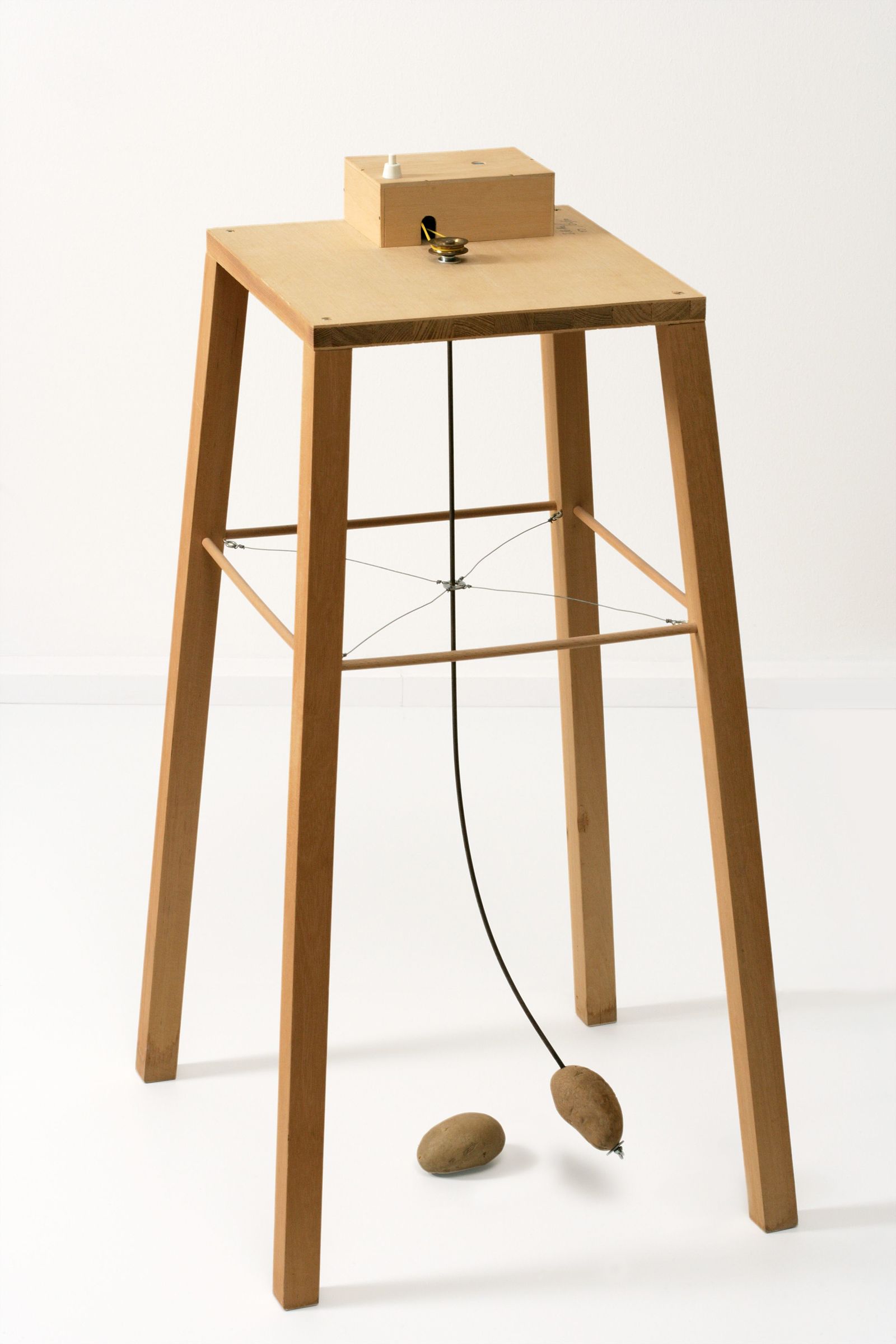 <p>Sigmar Polke, Apparat, mit dem eine Kartoffel eine andere umkreisen kann, 1969, The Lambrecht-Schadeberg Collection, © The Estate of Sigmar Polke, Cologne/VG Bild-Kunst, Bonn 2022</p>
