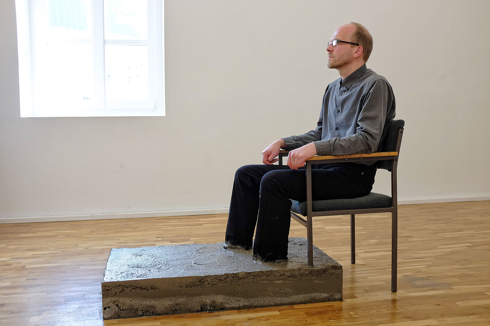 <p>Vajiko Chachkhiani, Father, 2014, Ausstellungsansicht, Vajiko Chachkhiani. Both, Raum #1, MGKSiegen, Courtesy der Künstler, Foto: Carsten Schmale</p>