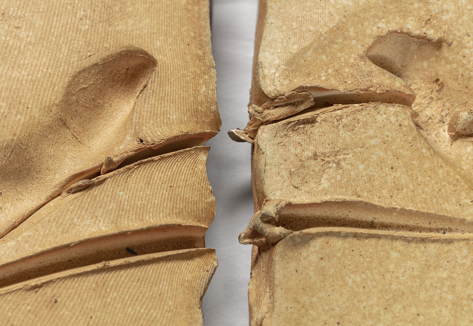 <p>Antoni Tàpies, Dues mans, 1983, Detail, The Lambrecht-Schadeberg Collection, © Comissió Tàpies/VG Bild-Kunst, Bonn 2022, Photo: Philipp Ottendörfer</p>
