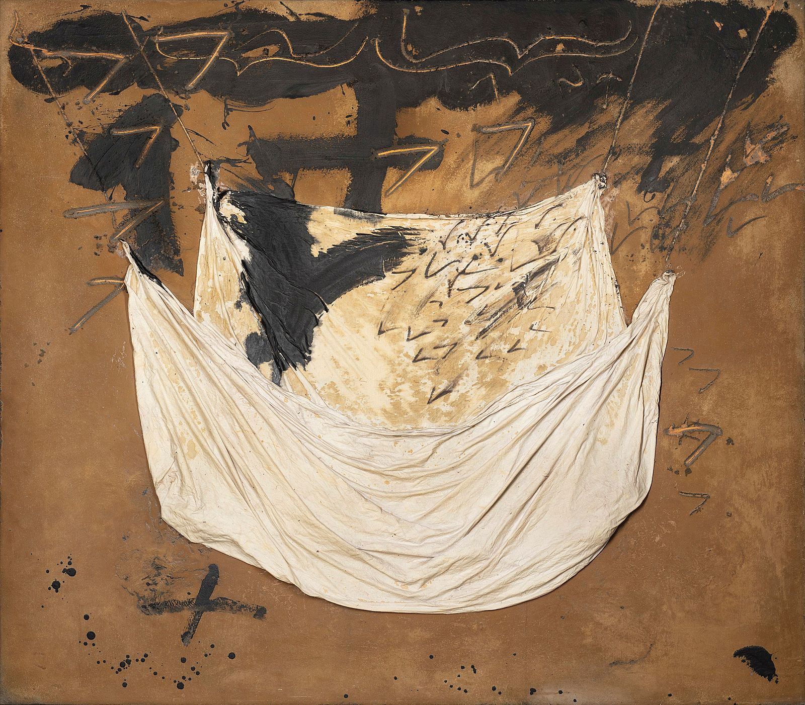 <p>Antoni Tàpies, Ocre i negre amb tela encolada, 1972, The Lambrecht-Schadeberg Collection, © Comissió Tàpies/VG Bild-Kunst, Bonn 2022, Photo: Philipp Ottendörfer</p>
