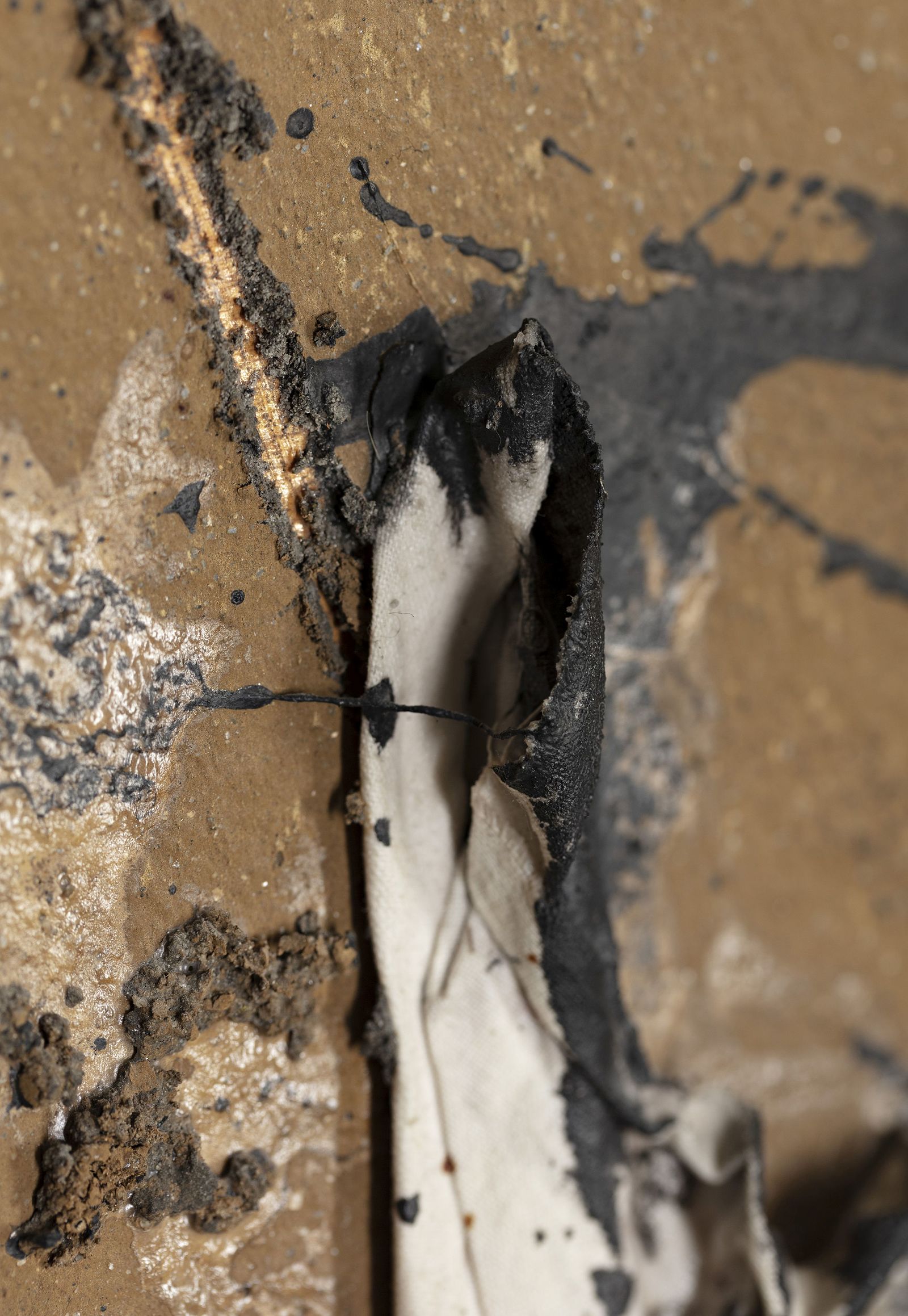 <p>Antoni Tàpies, Ocre i negre amb tela encolada, 1972, Detail, The Lambrecht-Schadeberg Collection, © Comissió Tàpies/VG Bild-Kunst, Bonn 2022, Photo: Philipp Ottendörfer</p>
