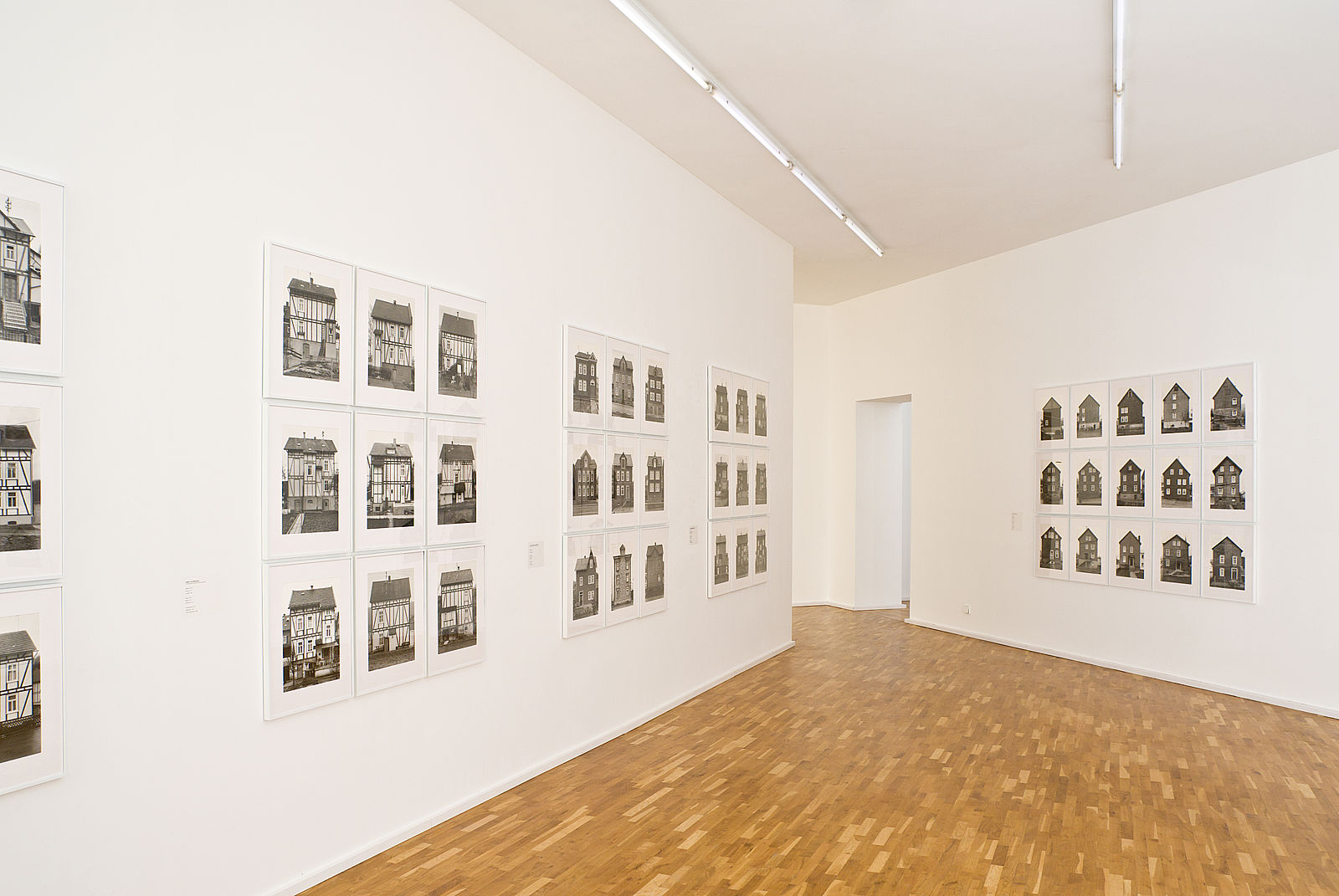 <p>MGKSiegen, Intermedia, Wechselausstellung, Arbeit von Bernd und Hilla Becher, Fachwerkhäuser des Siegener Industriegebietes, 1959-1978, © Estate Bernd und Hilla Becher, repräsentiert durch Max Becher, Courtesy Die Photographische Sammlung/SK Stiftung Kultur und MGKSiegen</p>
