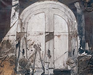 Porta grisa sobre fons negre