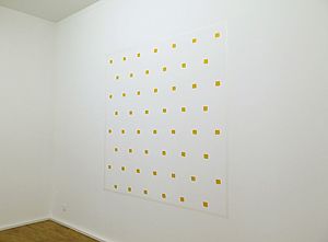 Falsches Bild. Wahre Malerei. Pinselabdrücke Nr. 50 in regelmäßigen Abständen von 30 cm
